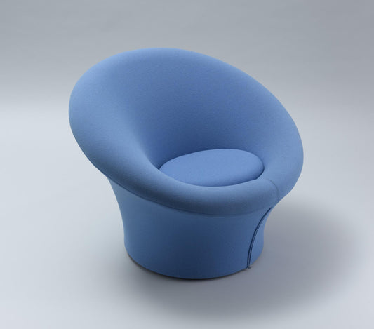 Specialistische herstoffering voor een iconische designfauteuil met ronde vormen