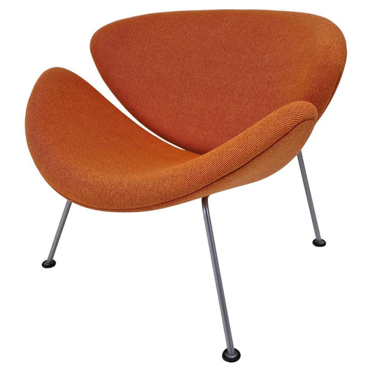 Nieuwe bekleding voor een iconische designfauteuil met opvallende gebogen vormen