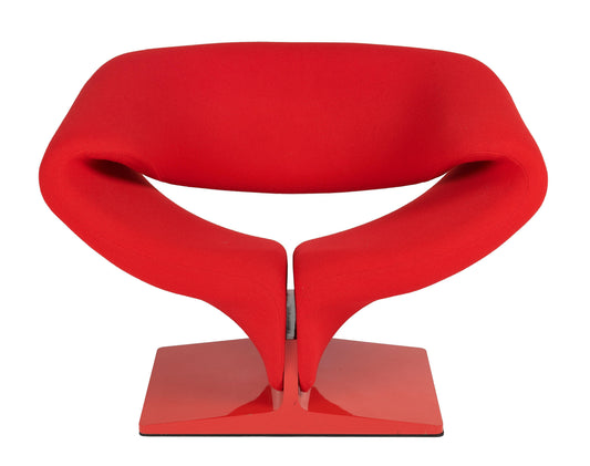 Vakkundige herstoffering voor een sculpturale designfauteuil met vloeiende lijnen