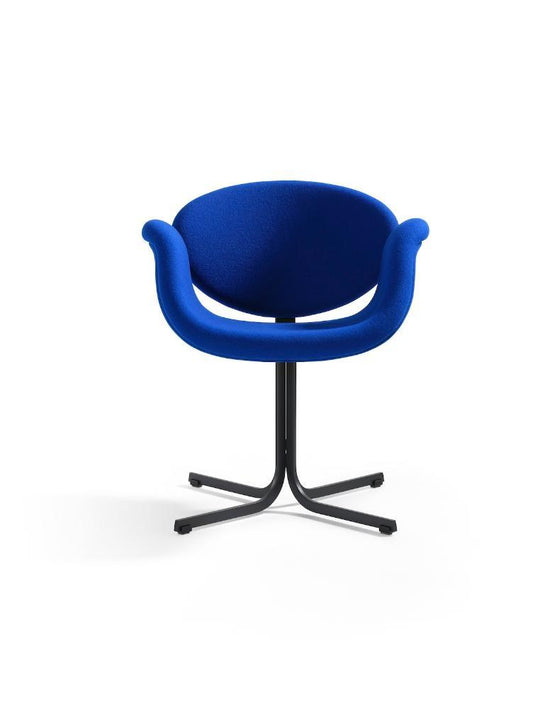 Vakkundige bekleding voor een elegante designstoel met zachte ronde vormen