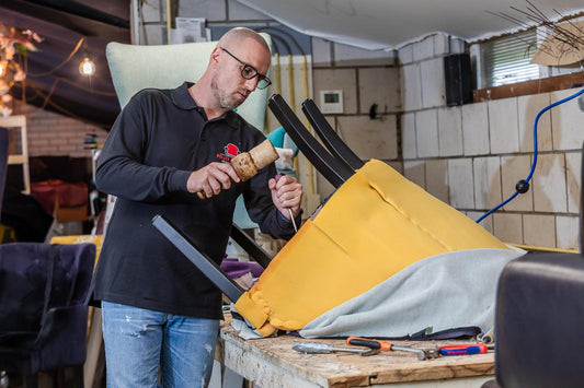 Doorgezakte stoel die professioneel wordt gerepareerd en herstoffeerd